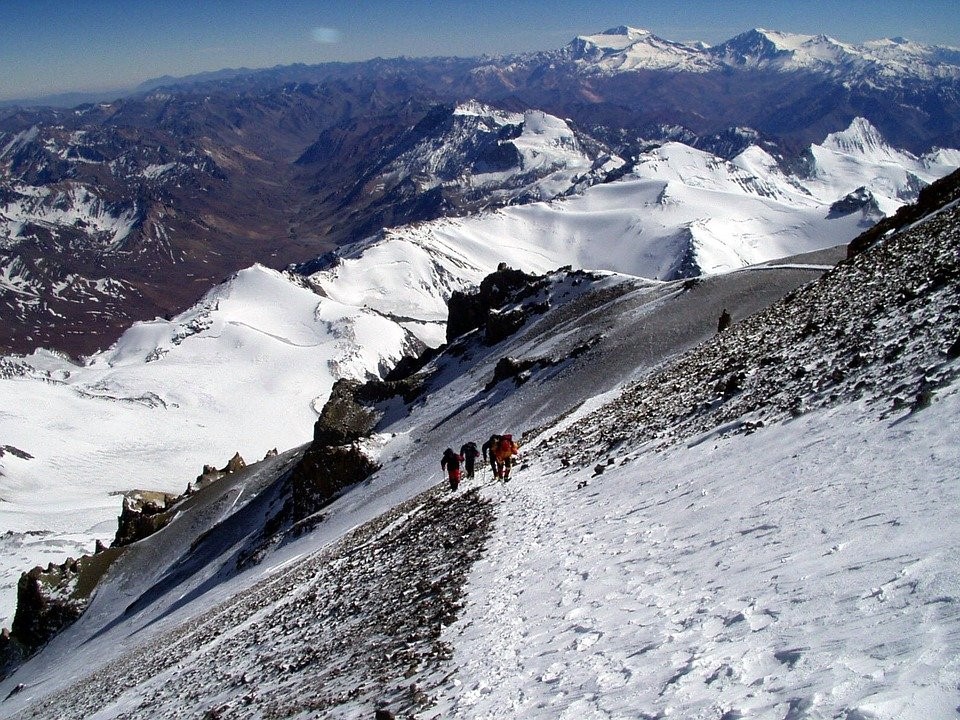 Eine Gruppe Bergsteiger erklimmt den Aconcagua