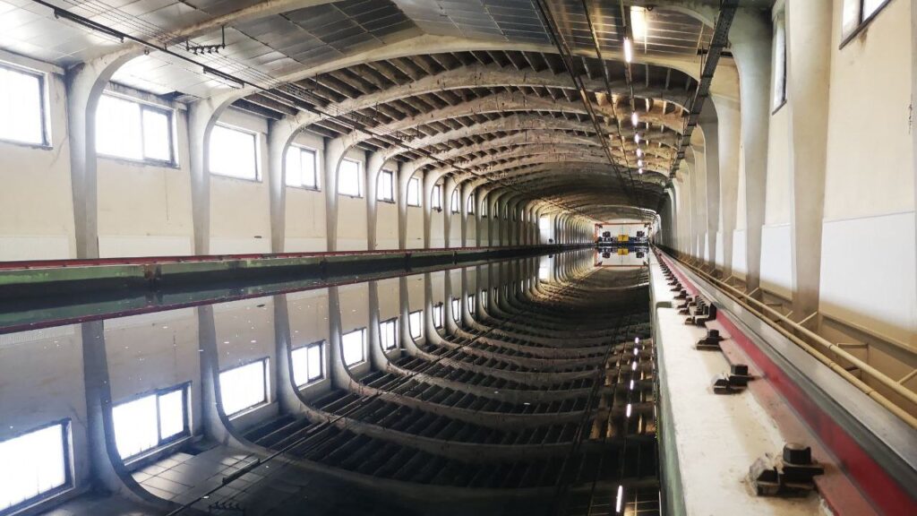 Ein Blick in die große Halle der Schiffbauversuchsanstalt